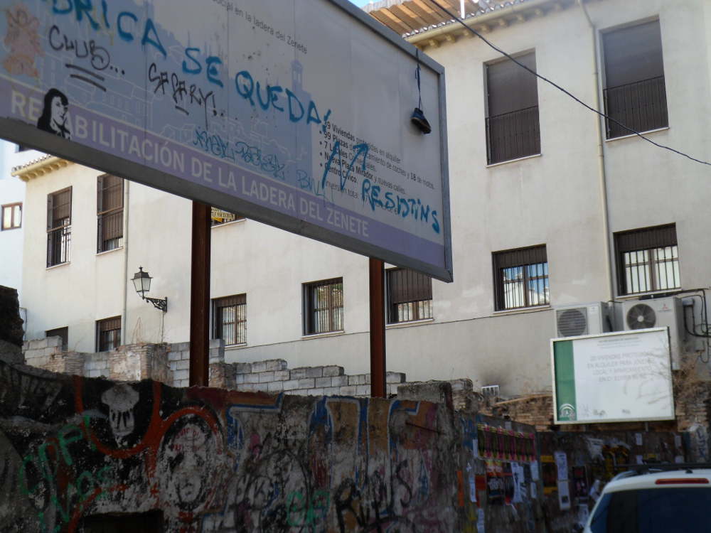 Aunque sean carteles temporales indicativos de una obra inminente, forma parte del paisaje de la calle Elvira desde hace muchos años, el solar sigue igual al primer día. Intervención de la Junta de Andalucía en Elvira-Zenete.