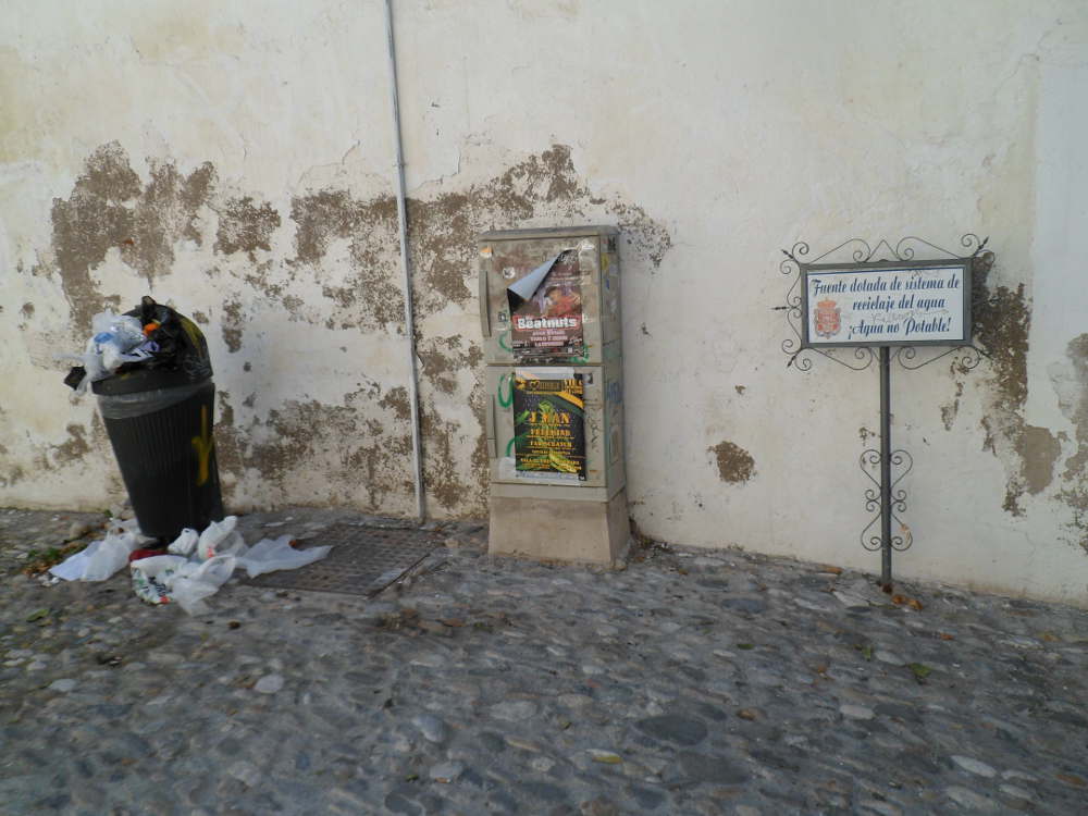 Señal indicativa del reciclaje del agua de la fuente. Placeta Virgen del Carmen