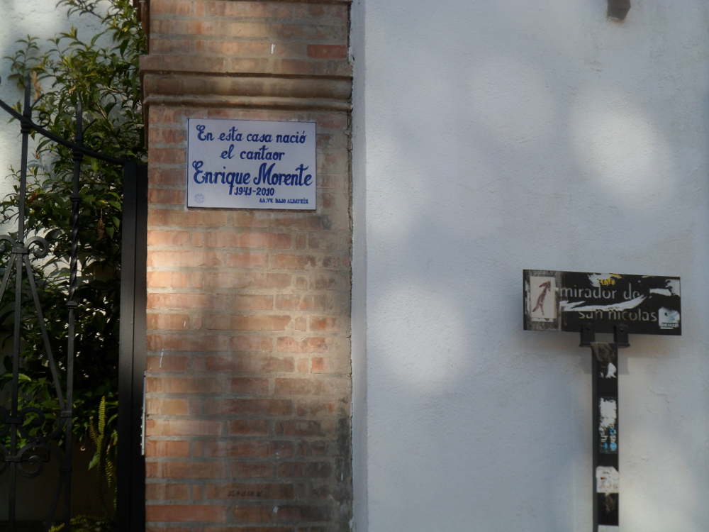 Contraste de la señal perforada y la placa a Enrique Morente en la casa donde nación en la Cuesta San Gregorio.