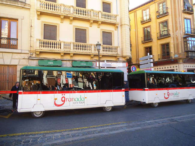 El ayuntamiento le adjudica al tren turístico la parada de los autobuses 31 y 35 de Plaza Nueva.