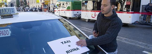 Los taxistas reclaman poder circular por los mismos lugares que el nuevo tren turístico de la Alhambra. :: G. MOLERO