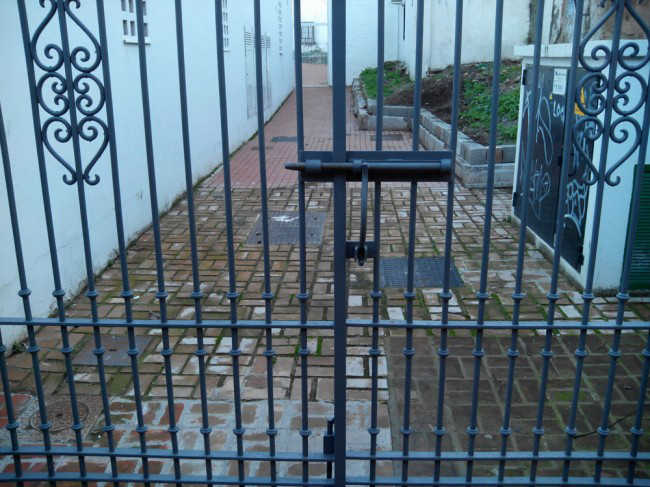La entrada principal al centro de los servicios sociales del Callejón del Gallo permanece cerrada.