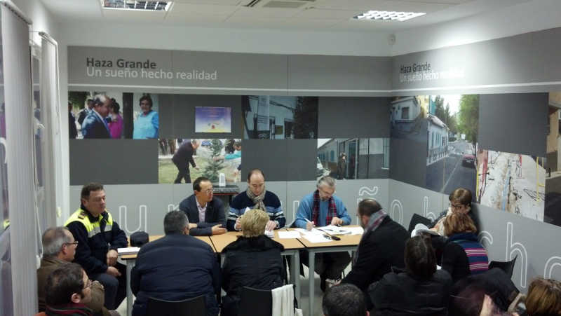 Los concejales Fernando Egea y Juan García informan en Junta Municipal del Distrito Albayzín celebrada en Haza Grande el 28 de enero de 2014