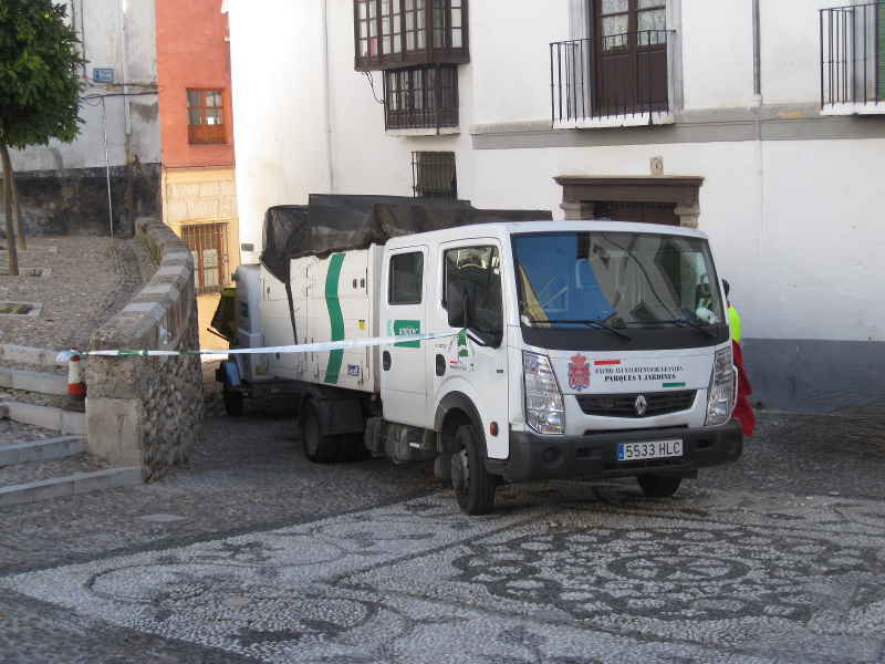 Camión con trituradora aparcado en la zona peatonal de la placeta de San José.