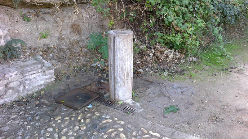 Pilar de agua potable con el mecanismo estropeado en la Fuente del Avellano.
