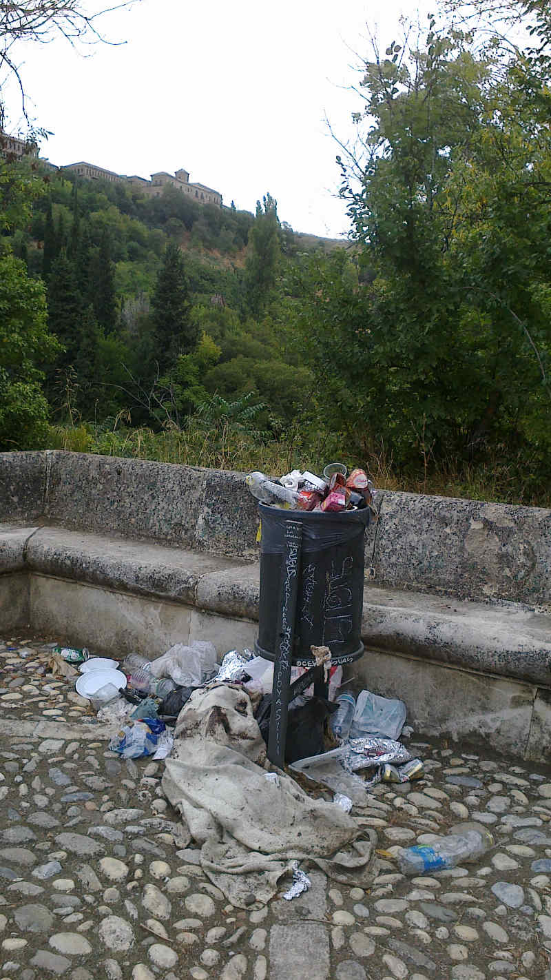 Basura acumulada junto a las papeleras en la Fuente del Avellano