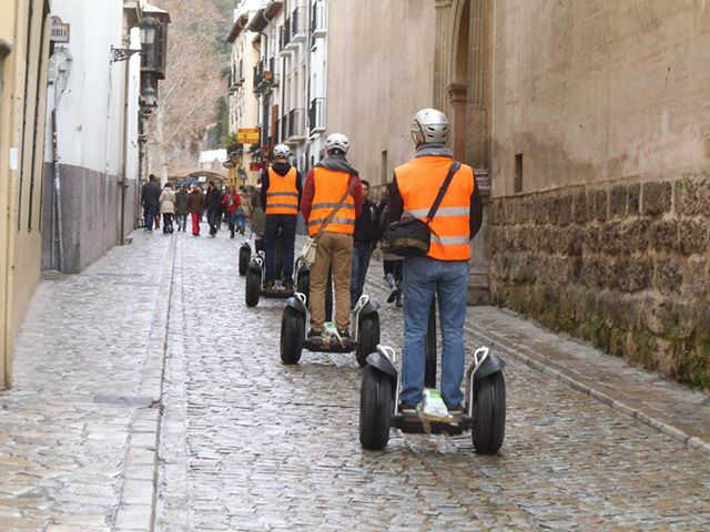 Vehículo biciclos motorizados por la peatonalizada Carrera del Darro. 2014