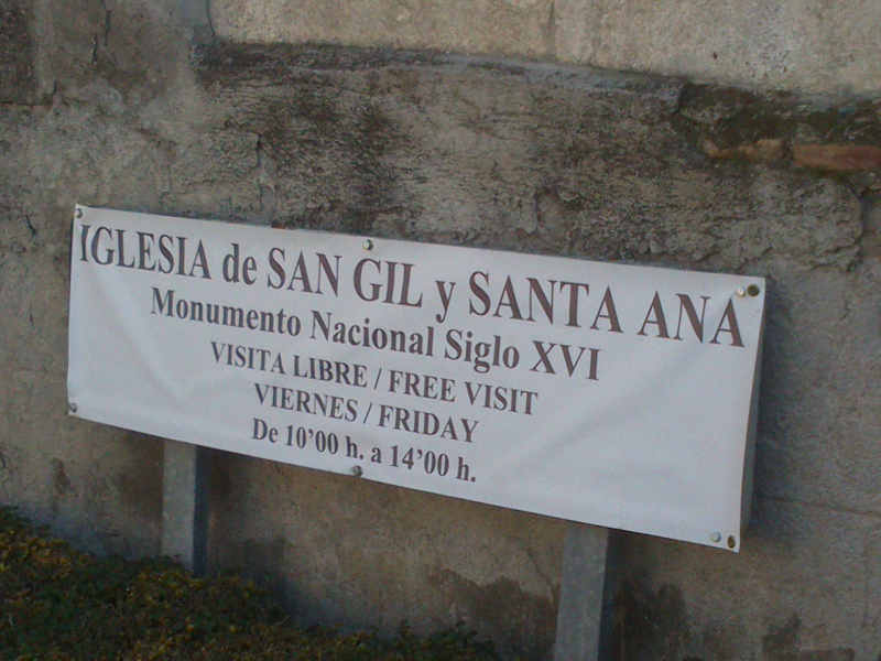 Cartel en la iglesia de Santa Ana anunciando el horario de visitas gratuitas tal como establece la Ley de Patrimonio de Andalucía