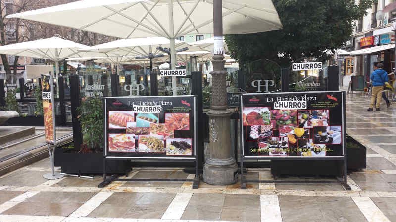 Carteleria comercial invade Plaza Nueva