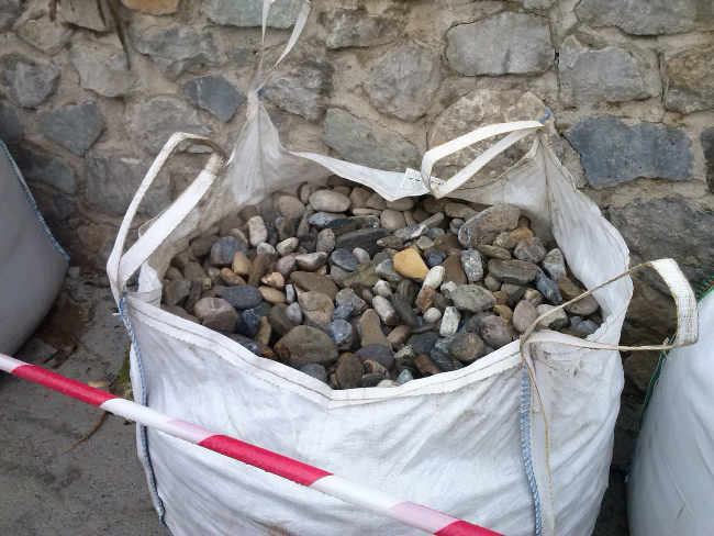 Material para empedrar la calle Cruz de la Rauda. 2014