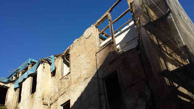 Ya están desmontando el tejado del edificio en ruinas de las calles Serrano y Elvira! Es un peligro para vecinos y casas colindantes. Febrero 2014