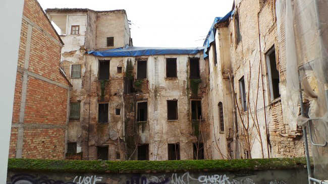 Estado del edificio desde la calle Serrano, en el Albaicín