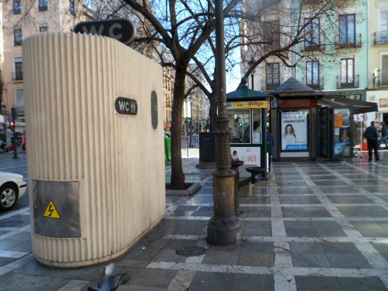 Urinarios, kioskos, contenedores, señales,  discos,... a la entrada de Plaza Nueva