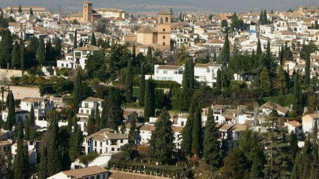 Vista del Albaicín desde la Alhambra, de cuyos beneficios se pide ayuda para el barrio 