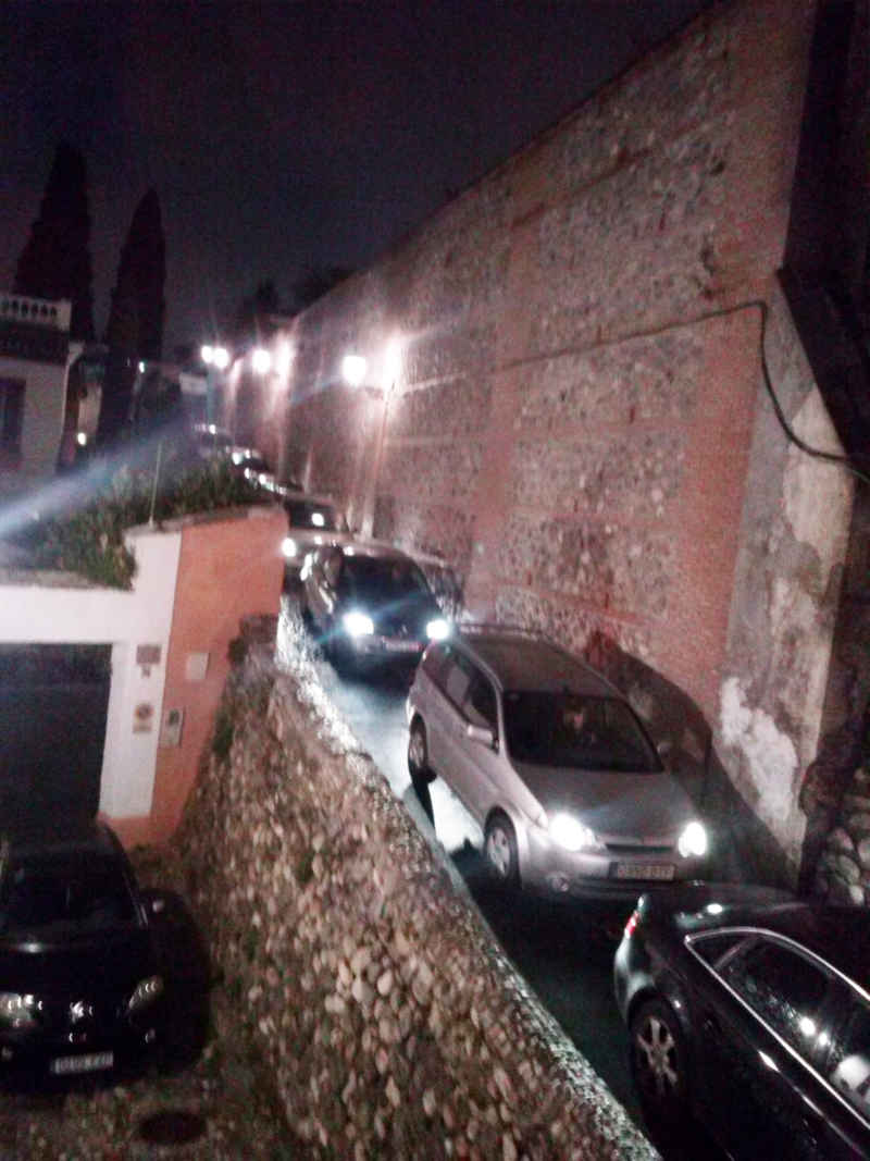 Cola de coches en estrechamiento y muro. 13 de febrero de 2014