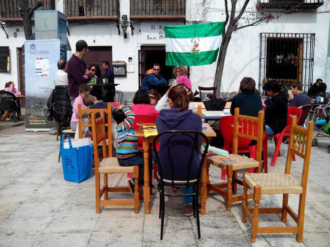 Menores del centro hogar de menores del Pilar dibujan en la plaza San Miguel bajo. GiM2014