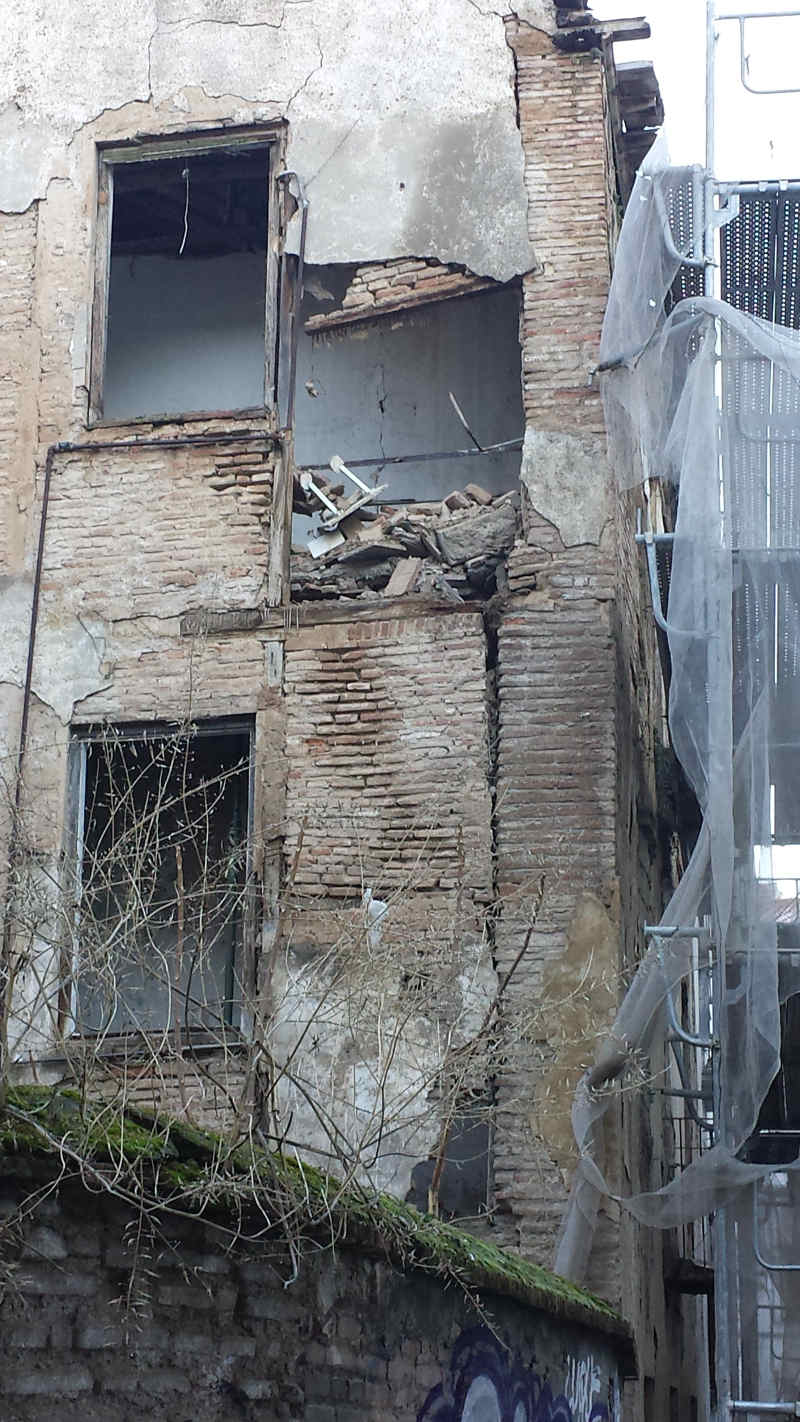 Los desprendimientos de materiales están dejando el edificio ruinoso en una estructura debilitada.  Parte trasera del edificio de Elvira en la calle Serrano. 2014