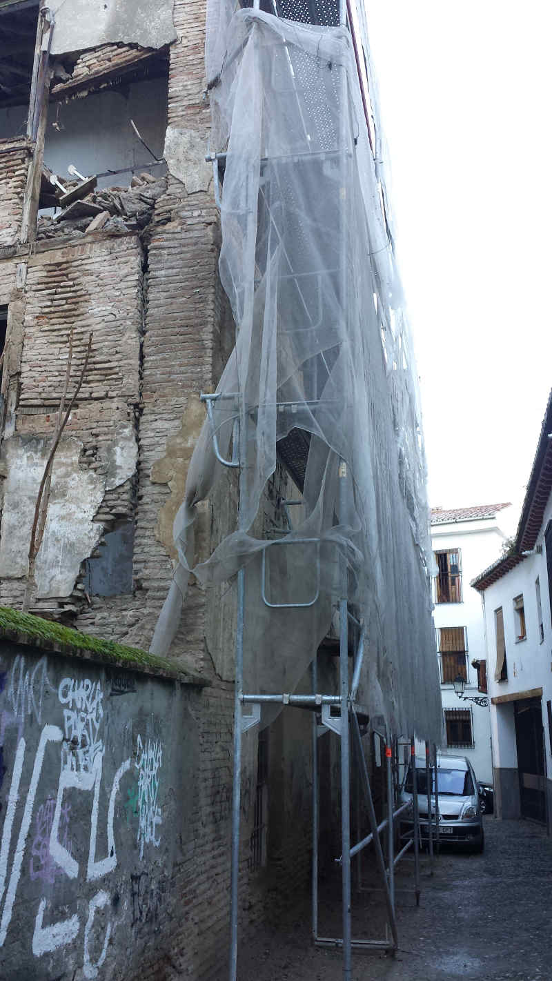 El interior de los andamios se encuentra repleto de materiales que caen a la calle.  Parte trasera del edificio de Elvira en la calle Serrano. 2014