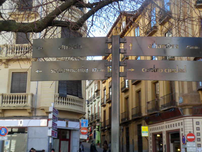 Plaza Nueva: Poste de señales indicativas de recorridos urbanos. 
