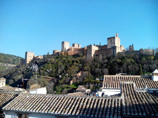 Vista de la Alhambra desde Carvajales. La poda ha hecho visible parte de la Alcazaba que estaba oculta.