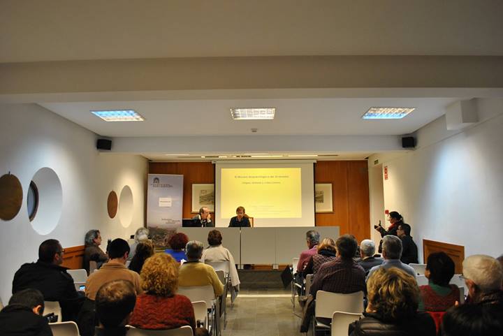 Conferencia de Isidro Toro sobre el origen y la historia del Museo Arqueológico en el Carmen de la Victoria. 2014 Foto de Rocío Fernández