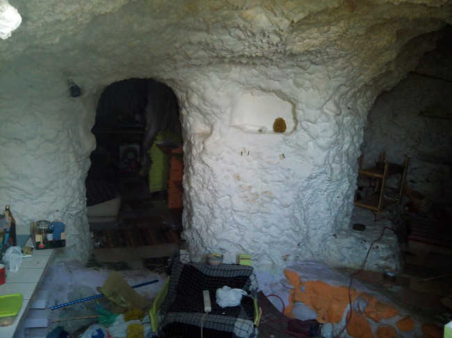 Interior de una de las cuevas selladas ayer tras el desalojo. Foto: GranadaiMedia 2014