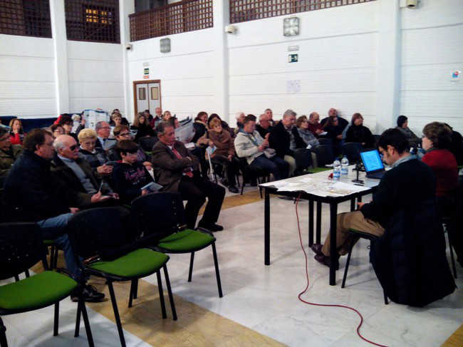 La concejal Telesfora Ruiz acudió al centro cívico del Albaicín para explicar el nuevo plan de movilidad. GiM2014