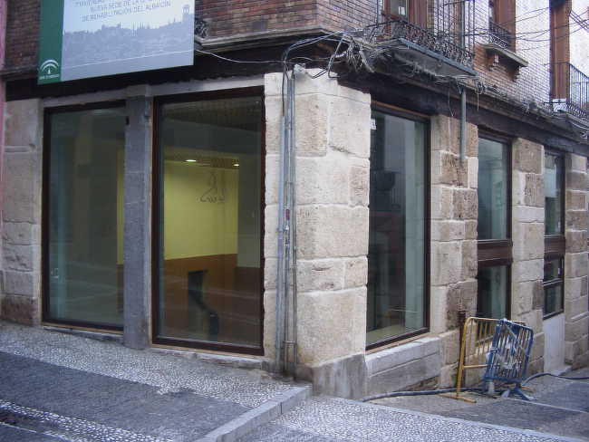 Oficina de Rehabilitación de la Junta de Andalucía en el cruce de las dos Caldererías, durante las obras en el edificio el año 2008.