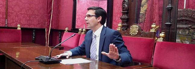 El concejal del PSOE, Francisco Cuenca, durante la rueda de prensa en el Ayuntamiento. ID 2014