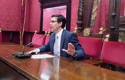 Francisco Cuenca, concejal del PSOE en el Ayuntamiento de Granada, durante la rueda de prensa. RG2014