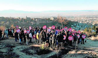 Más de 250 personas se reunieron en el mes de diciembre en el entorno de las cuevas para mostrarle su apoyo a los vecinos.