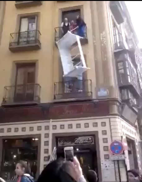 Intentan subir el mueble desde el balcón del segundo piso en Cuesta de Gomérez. Imagen del vídeo subido a Facebook 2014