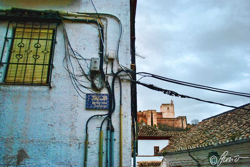Cableado en la calle San Juan de los Reyes, esquina a calle de Zafra, frente a la placeta de las Escuelas, con la Alhambra al fondo. Foto Rocío Fernández