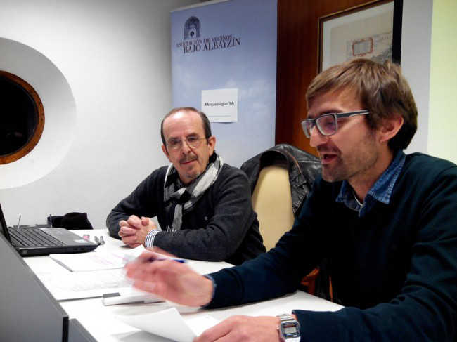 El director del Museo Arqueológico, Isidro Toro, a la izquierda, atento a la presentación de Juan Antonio Sánchez. Foto Álvaro Calleja GiM
