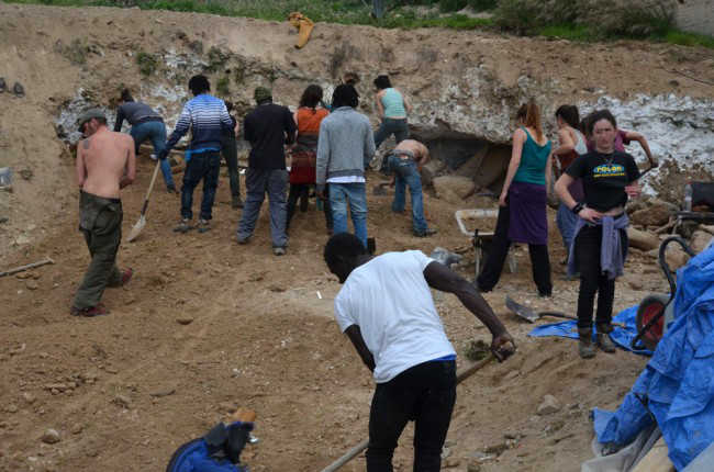 Labores de retirada de la arena a las pocas horas de que las excavadoras abandonaran el lugar. GiM 2014