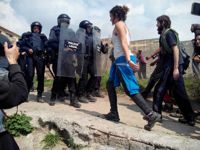 Momento en el que la Policía Local se repliega ante el acoso de un grupo de jóvenes indignados. GiM2014