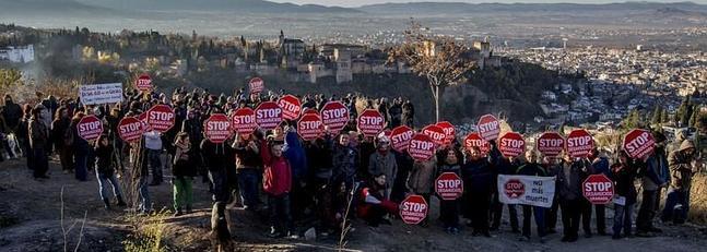 Protesta contra el desalojo de las cuevas en diciembre 2013. :: G. MOLERO