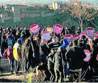 Oposición al desalojo de las cuevas de San Miguel Alto en diciembre de 2013. GH