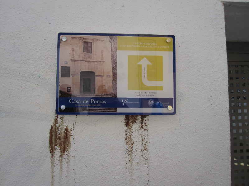 Nueva señal indicativa de la entrada a la Casa de Porras, colocada en la parte de la Cuesta de San Gregorio. 2014