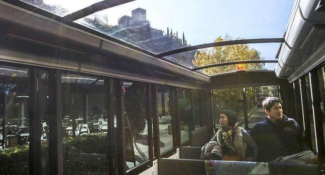 Turistas en el interior del tren turístico que une la ciudad con la Alhambra :: G. MOLERO ID2014