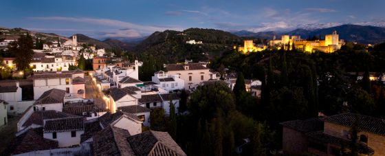 Vista del barrio del Albayzín de Granada, al fondo la Alhambra. / Pepe Marín EL 2014