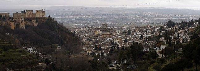 Vista de Granada entre las colinas de la Alhambra y el Albayzín. ID2014