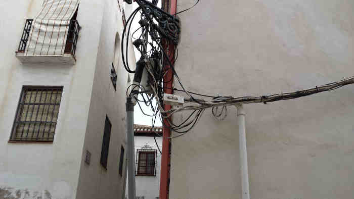Maraña de cables en la Placeta de los Negros. 2014