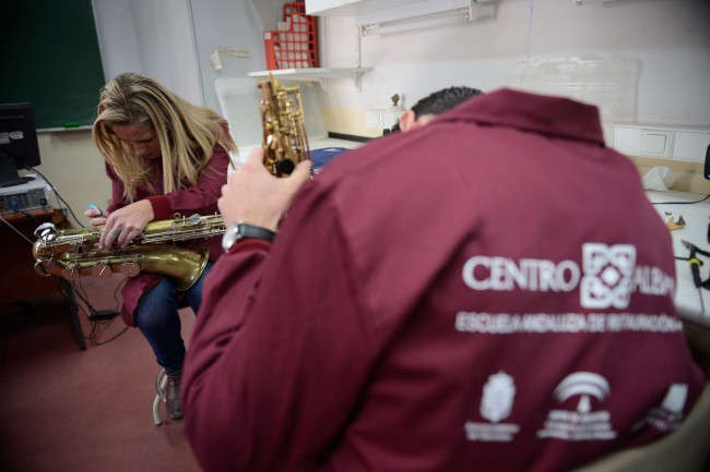 Alumnos limpian y afinan instrumentos. Fotos J.M. Grimaldi-Oficina de Prensa de la Junta de Andalucía.