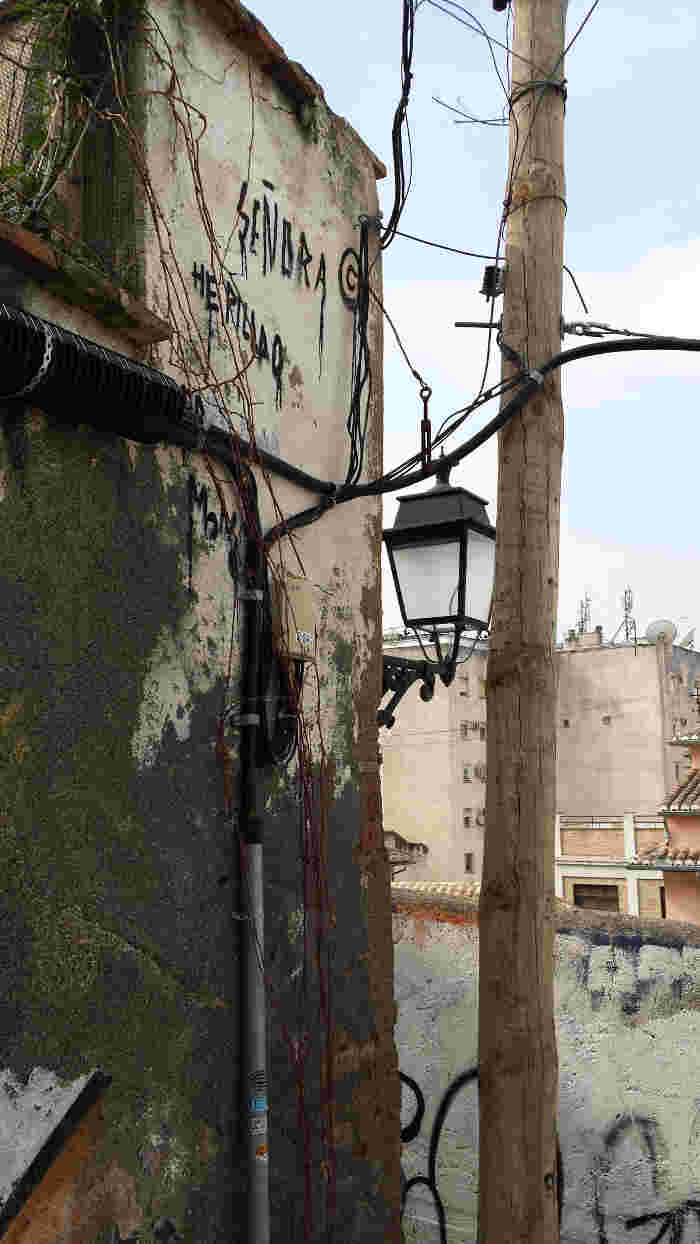 Cableado, poste y farola propios de un barrio Patrimonio Mundial. 2014