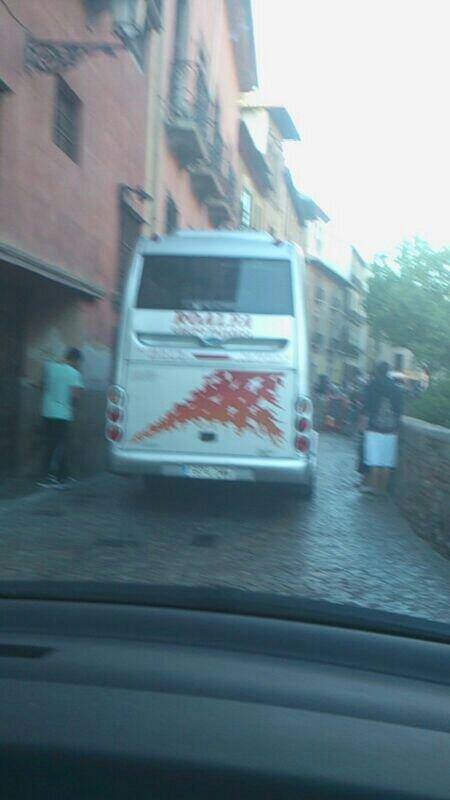 Autobús privado pasando por la Carrera del Darro el domingo 27 de abril de 2014