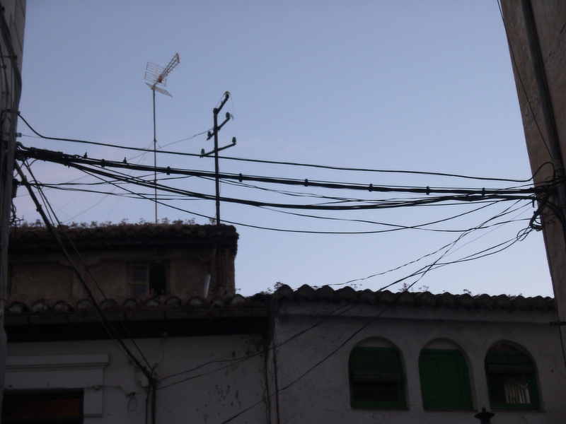 Cables entre las calles Quijada Muladar Tina denunciado por la Asociación en 2006