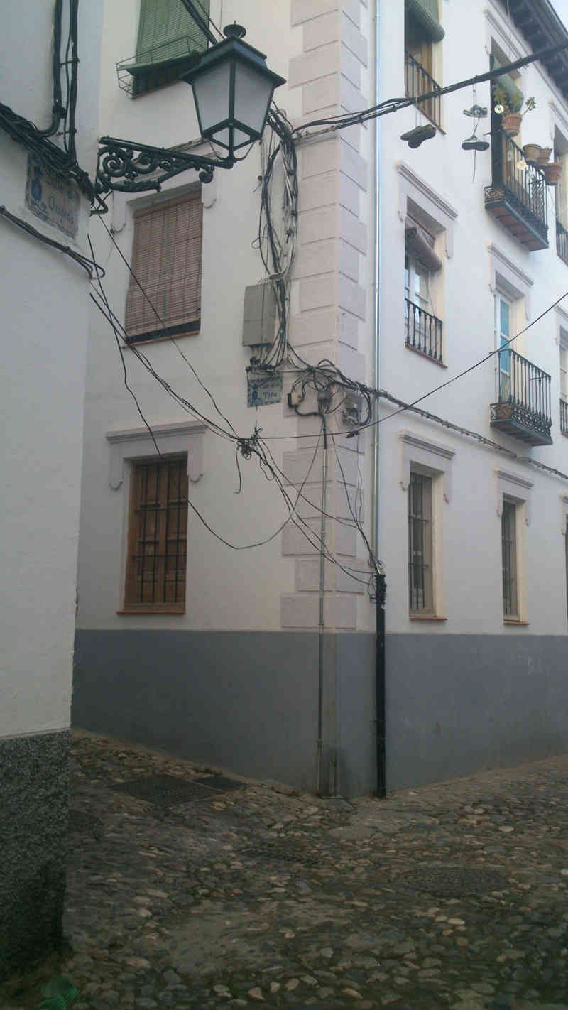 Cables entre las calles Quijada Muladar Tina denunciado por la Asociación en 2014