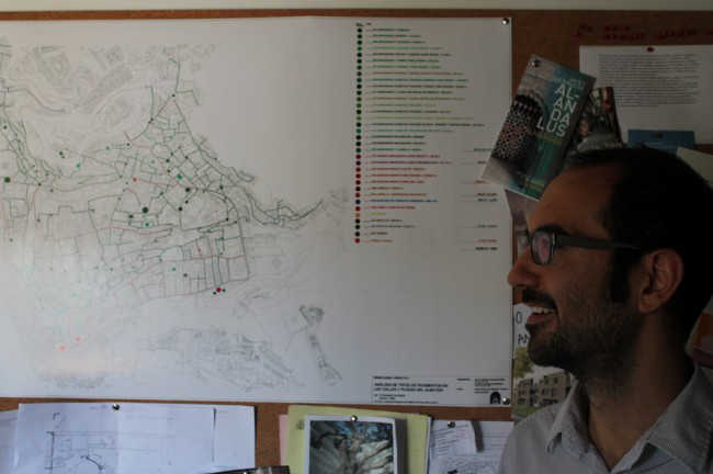 El autor del estudio observa el mapa con los distintos tipos de pavimento. GiM 2014