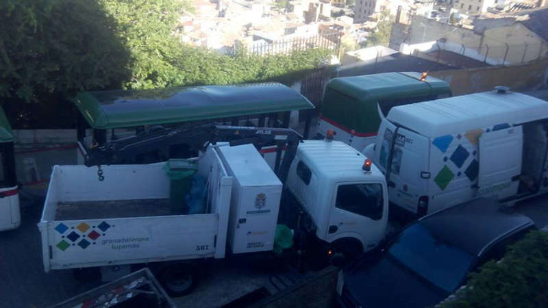 Atasco provocado  por el paso del tren turístico en Carril de la Lona cunado se limpiaban los contenedores existentes en la zona. 2014